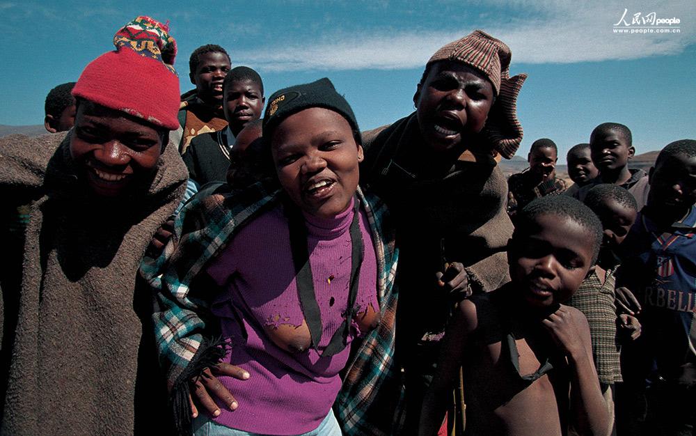 ׷rеķʽȻͬRɽ^ŮӺѣңԼƵҵR^չʾѵĂŮϵĺڎAʾ̎چڣͬ҂첲ĺТӔzӰ