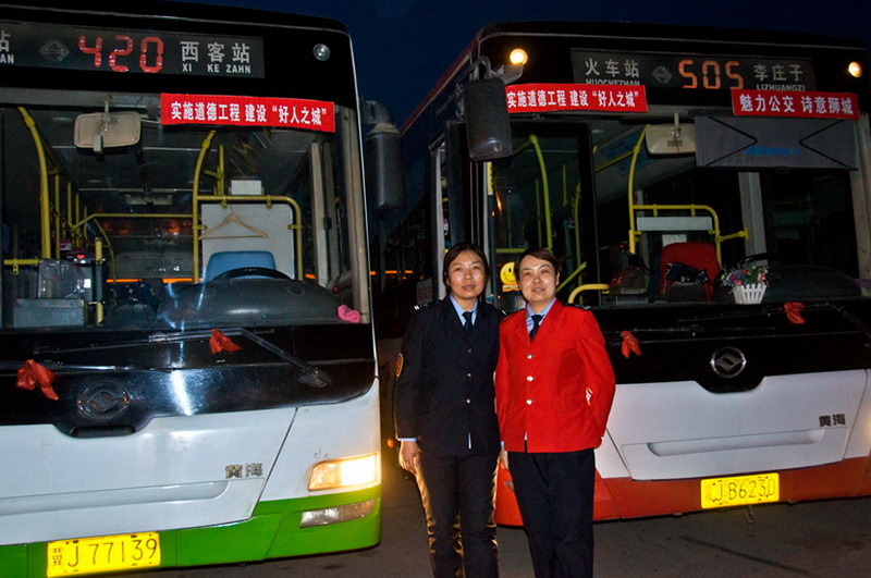 《公交姐妹》組圖 任玉紅攝影作品