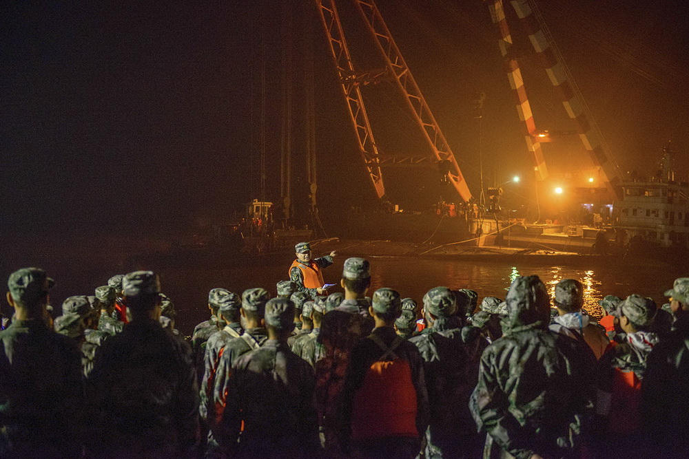 《拯救東方之星》組照 張曙光攝影作品