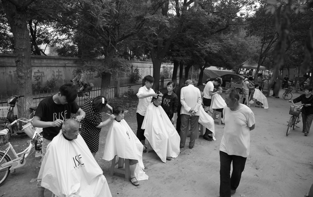 早市上的免費露天“理發館”--韓斌斌作品