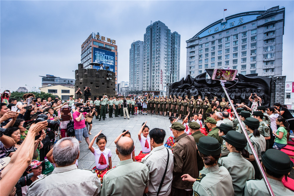 《重溫出征路》童麗娟作品
