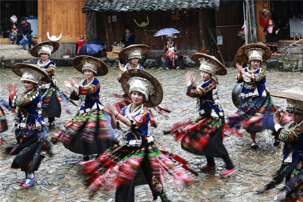 《苗族姊妹節》謝力真作品