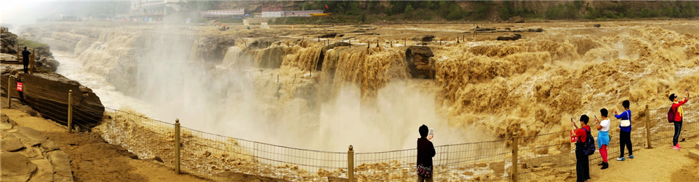 《觀黃河壺口瀑布》殷紅群攝影作品