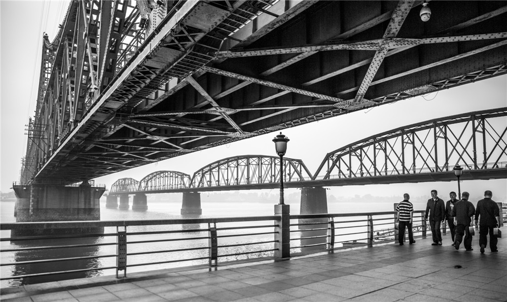 《戰爭之痕：鴨綠江姊妹橋》袁安分作品