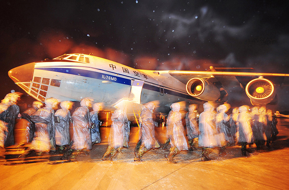 《大國之翼——廣空航空兵某部中俄軍演抗冰雪汶川玉樹救災利比亞撤僑紀實》沈玲作品