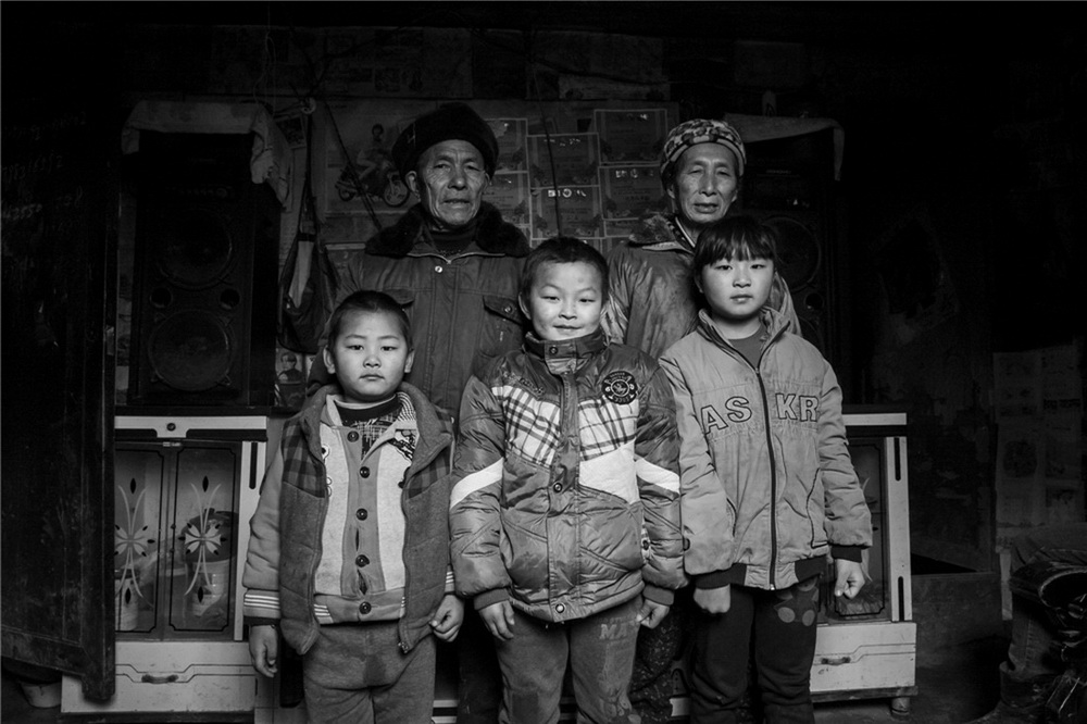 肖琳作品《山里娃》黑白注釋