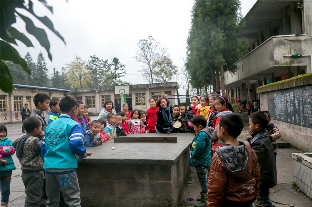 肖琳學生作品《山里娃的攝影夢》
