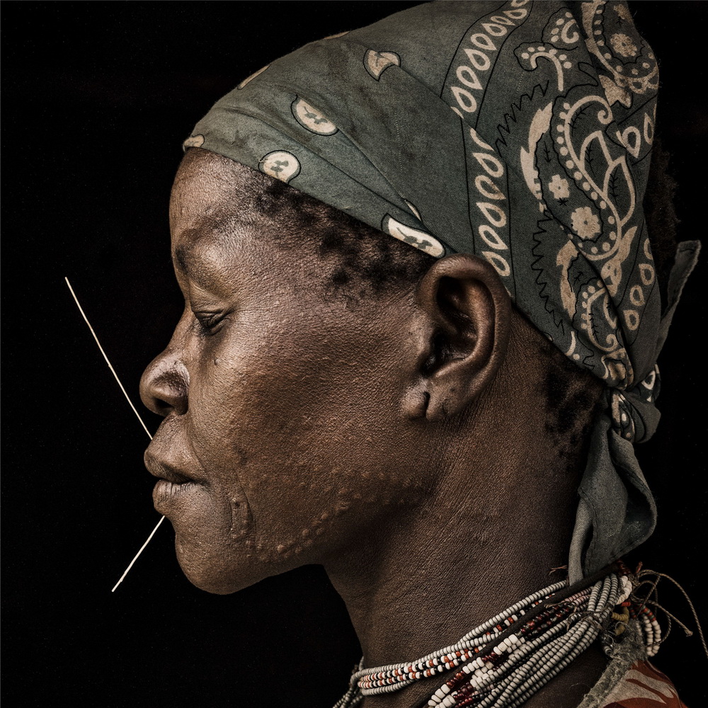 《刻在臉上的刀疤部落》張艷作品