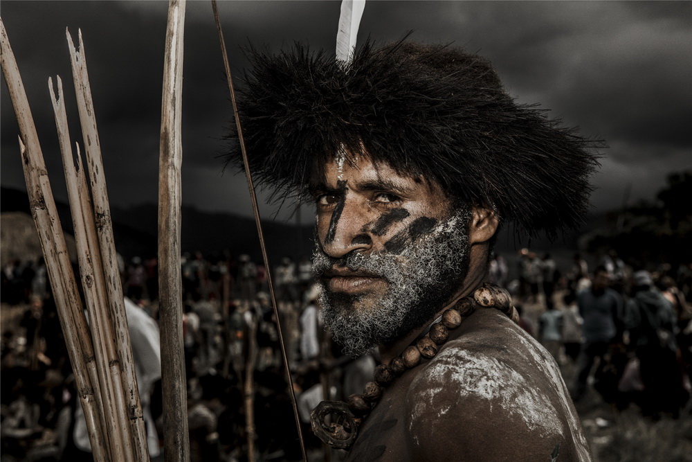 《走進野性的食人族部落》張艷作品