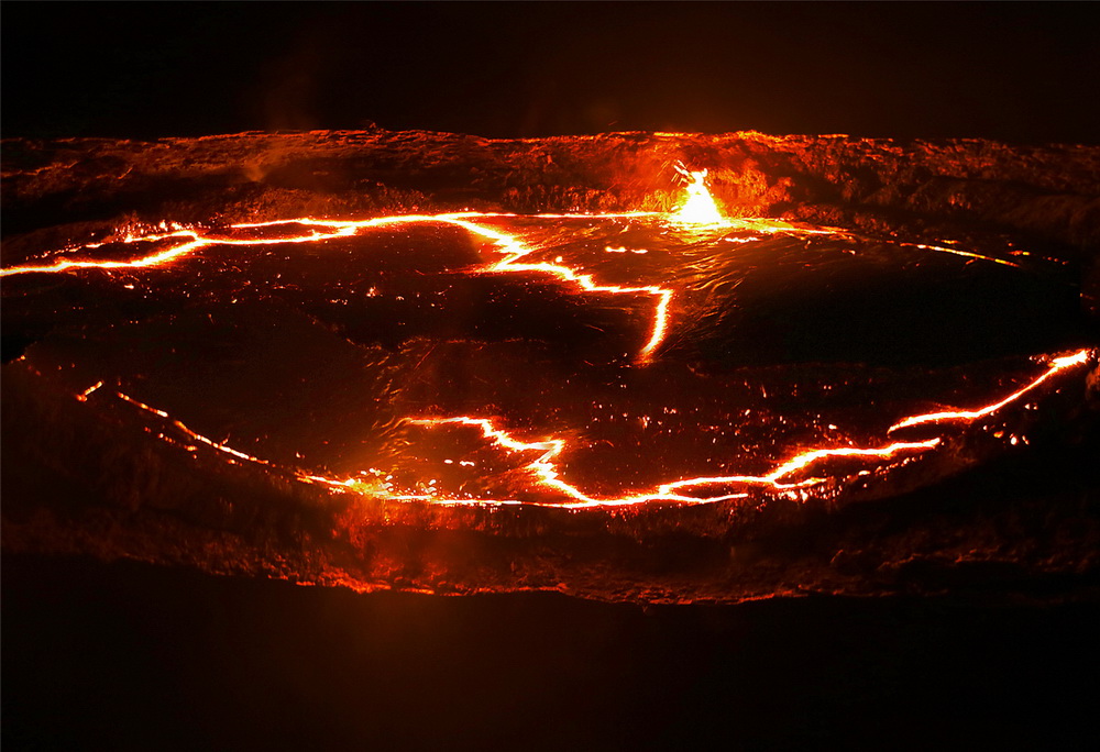 《走進噴發的中達洛爾活火山》張艷作品