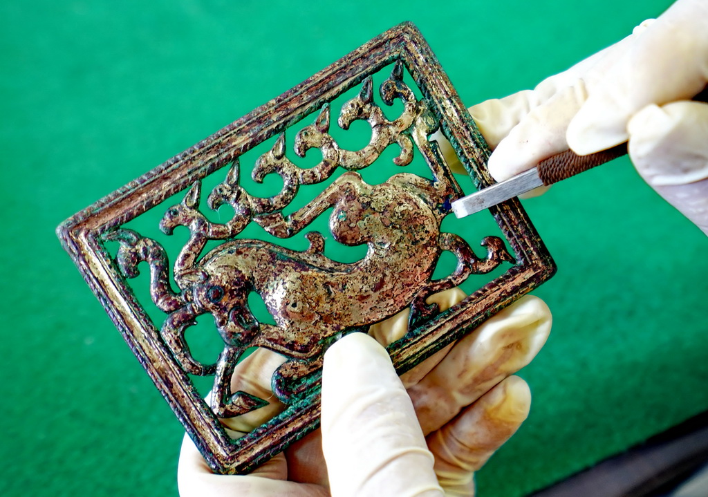12月19日，河北省文物保護中心專家在清除一件文物上的銹跡。 新華社記者楊世堯攝