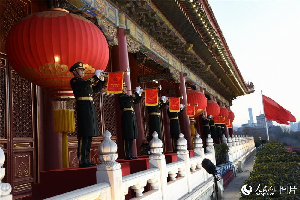 人民解放軍執行升國旗任務 禮號手首次亮相