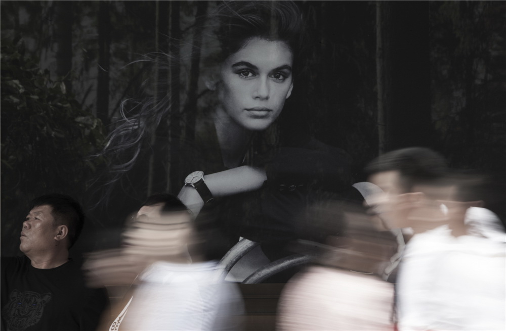 5硷 Ͼ·ďNһλVƬеŮǡĿҕLR^ٶ^̓ӵĺ͌o,ӰԪγrV澳Fo