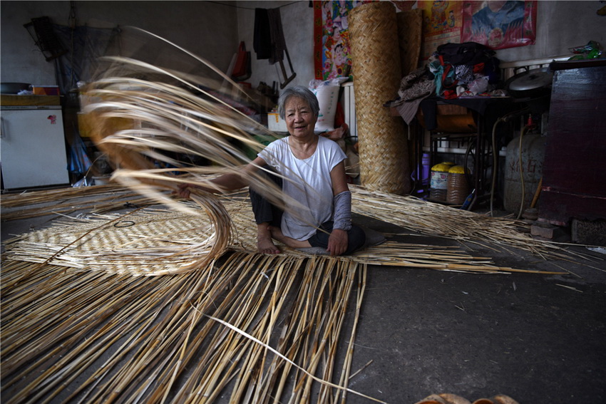 18.耄耋老人織席