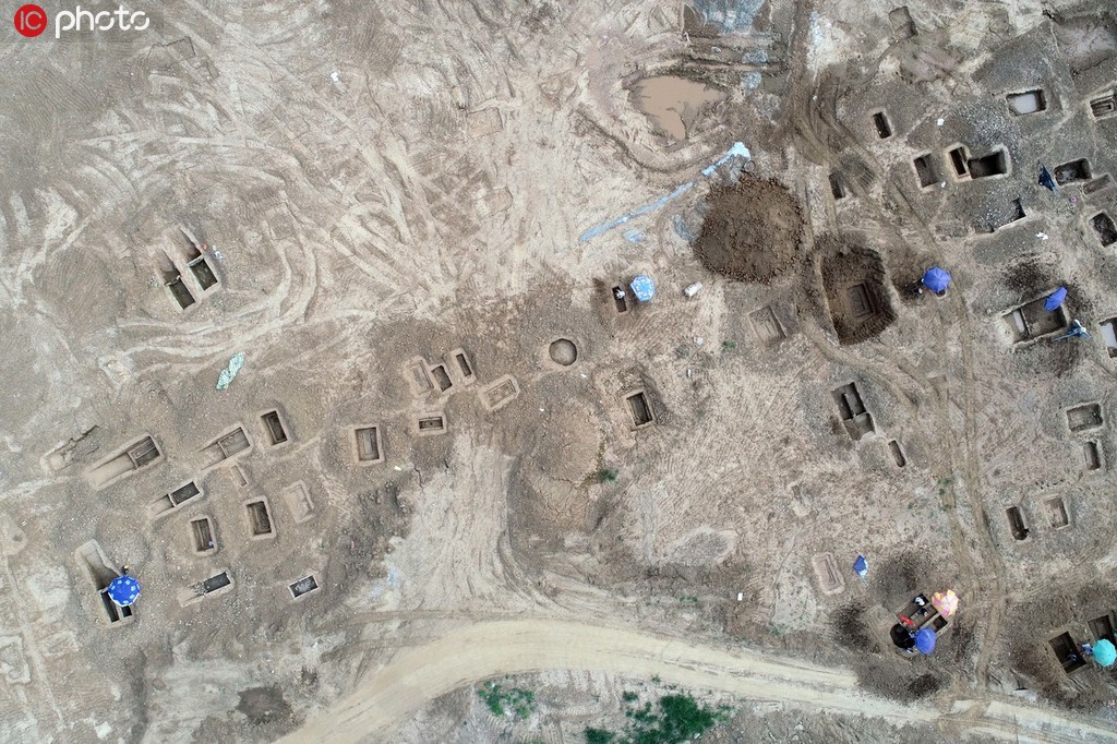  2019年7月28日，湖北省襄陽市，考古工作人員在一處古墓葬群遺址進行搶救性發掘。