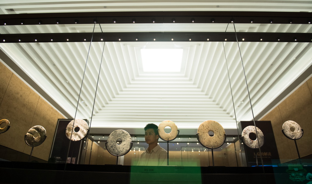 在位于浙江省杭州市的良渚博物院，觀眾參觀良渚文化遺址出土的玉璧（6月22日攝）。