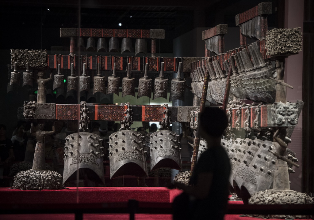 參觀者在湖北省博物館觀看展出的曾侯乙編鐘（2018年8月17日攝）。新華社記者 肖藝九 攝