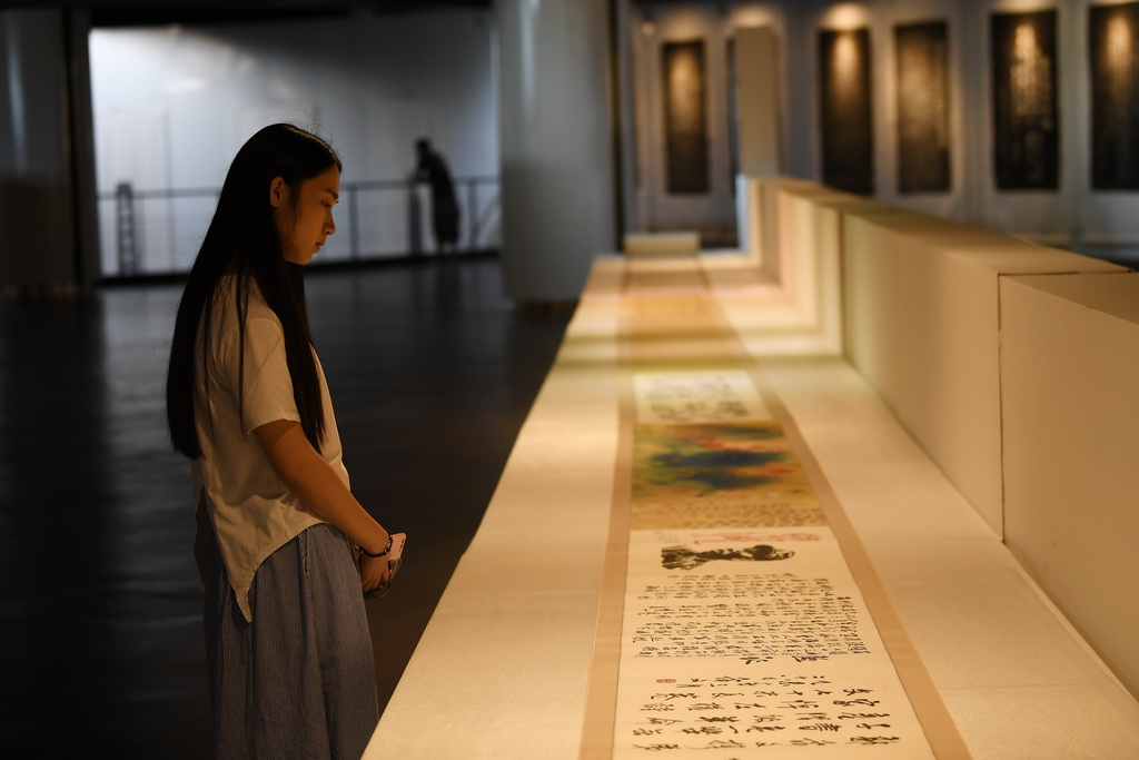 9月4日，人們在參觀太行英烈碑拓片展。