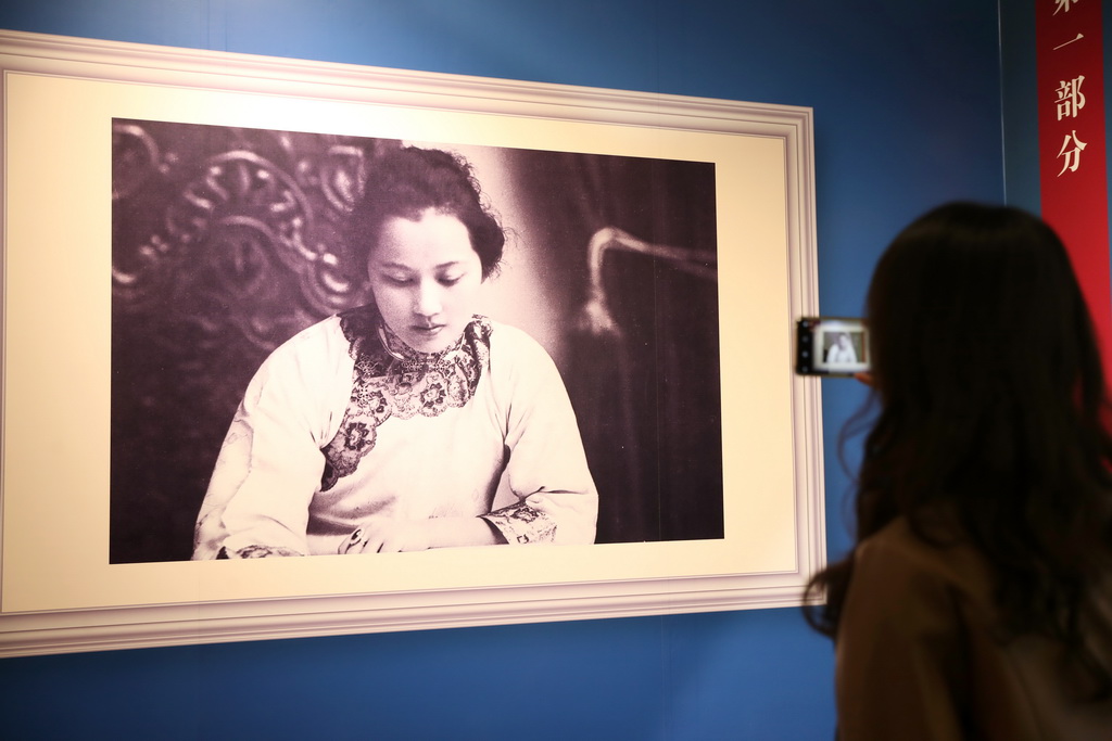 9月4日，觀眾在展覽上拍攝展品。