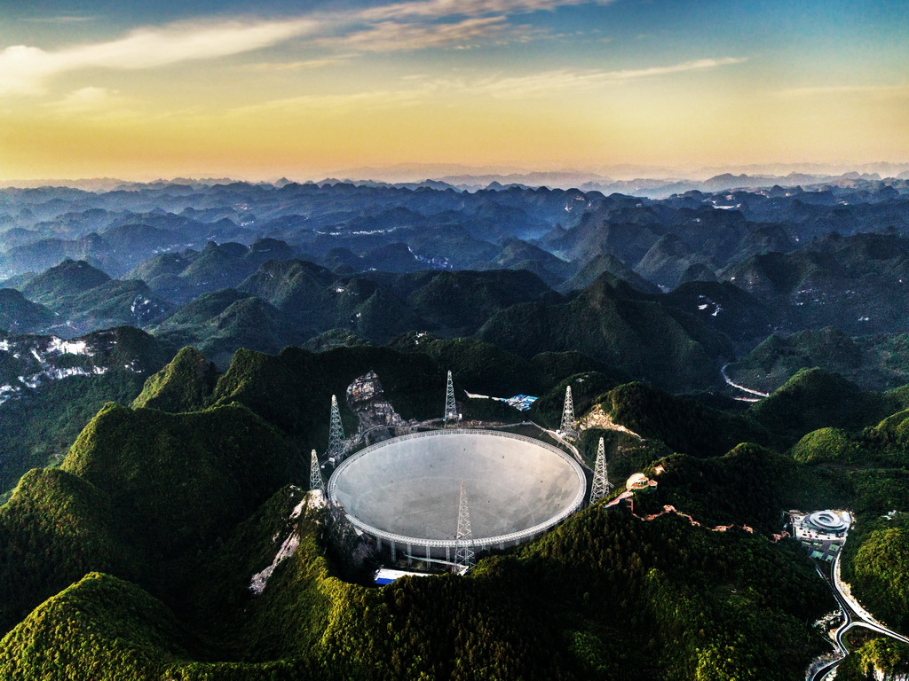 500米口徑球面射電望遠鏡（簡稱FAST），位于貴州省平塘縣克度鎮大窩凼的喀斯特洼坑中。FAST從構想到建成，歷時22年，于2016年9月25日落成啟用，是由中國科學院國家天文臺主導建設，具有我國自主知識產權、世界最大單口徑、最靈敏的射電望遠鏡。截至2019年8月28日，500米口徑球面射電望遠鏡已發現132顆優質的脈沖星候選體，其中有93顆已被確認為新發現的脈沖星。  代傳富 攝。