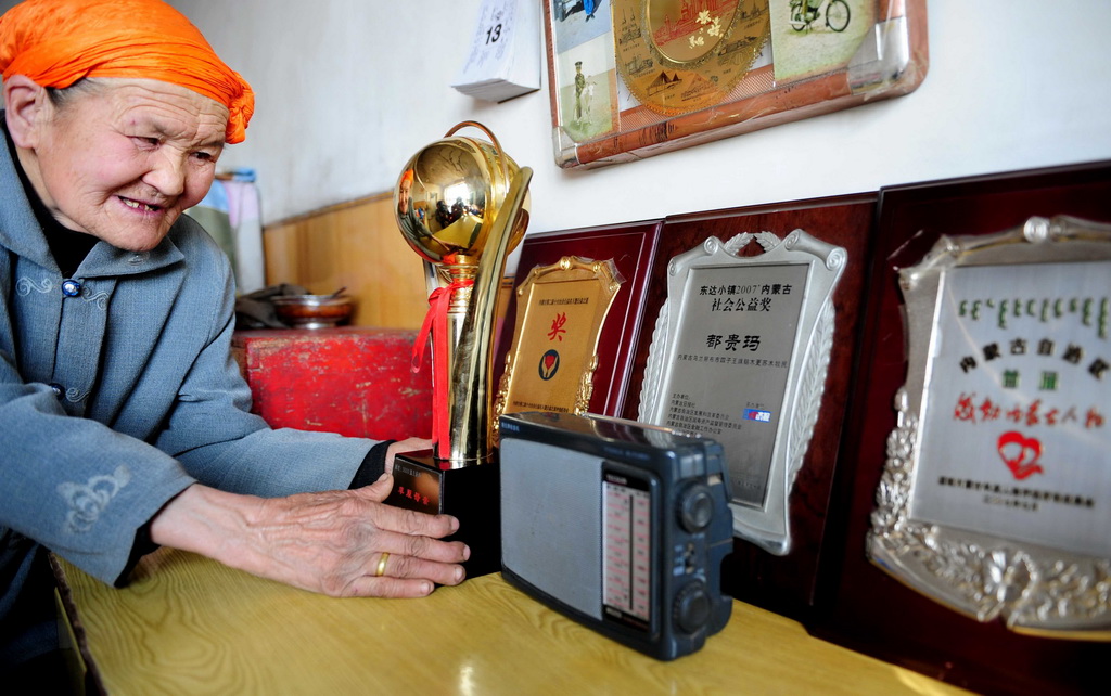 都貴瑪非常珍惜所獲的眾多榮譽，把各種獎杯和獎狀都珍藏起來（2009年2月20日攝）。新華社記者 任軍川 攝