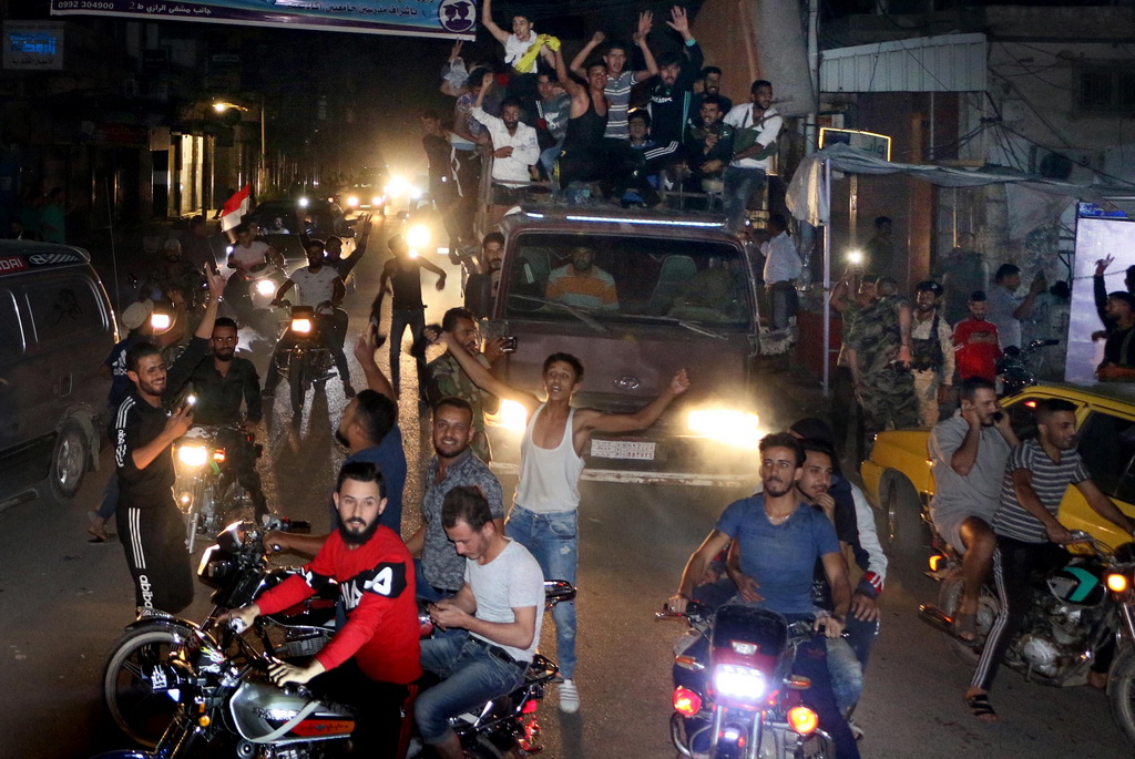 10月13日，在敘利亞北部哈塞克省，當地民眾慶祝敘政府與庫爾德武裝達成協議。