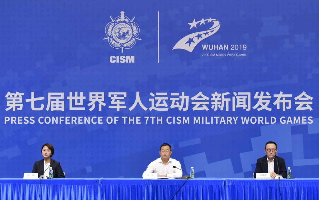 10月15日，開閉幕式團隊總監李軍（中）、視覺總監沙曉嵐（右）、副總導演尹伊在發布會。