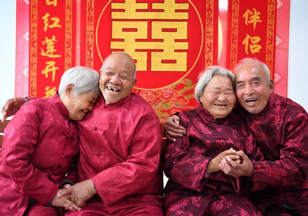 10月15日，張金水夫婦（左）、楊紅山夫婦（右）在婚姻登記現場合影留念。他們像年輕人一樣，十指緊緊扣在一起，羞澀中帶有激動。