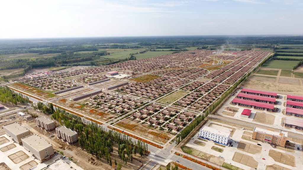 這是新疆喀什地區葉城縣易地扶貧搬遷阿克塔什農場安置區（8月19日無人機拍攝）。