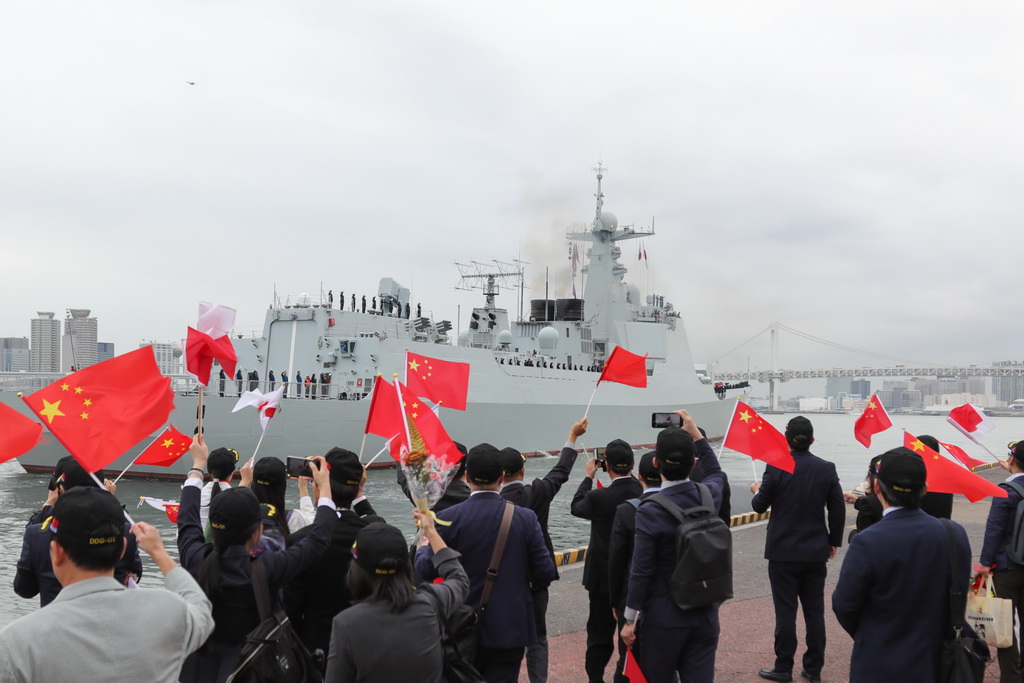 10月16日，在日本東京晴海碼頭，人們歡送中國海軍太原艦。