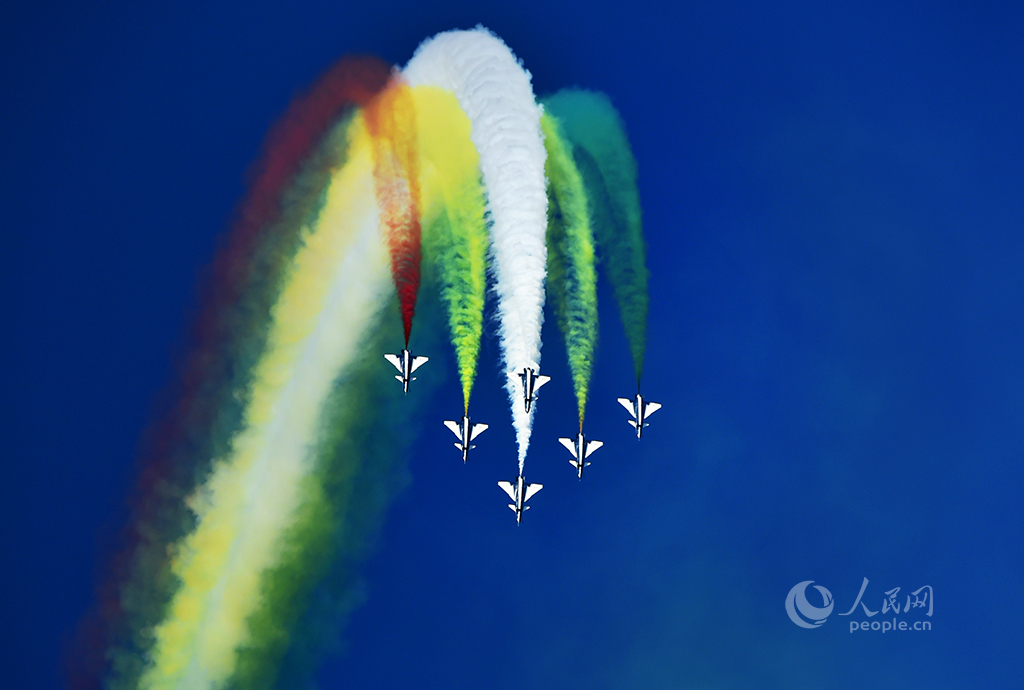 “八一”飛行表演隊在進行精彩表演 。本報記者 雷聲 攝