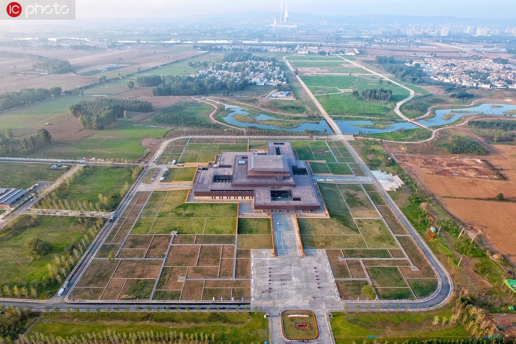 2019年9月19日，撥開3800年的歷史煙云，二里頭遺址在經歷六十年的考古發掘后，顯現出第一王朝的大都氣象。六十年，一個甲子的輪回，凝聚著三代考古人的青春和汗水。