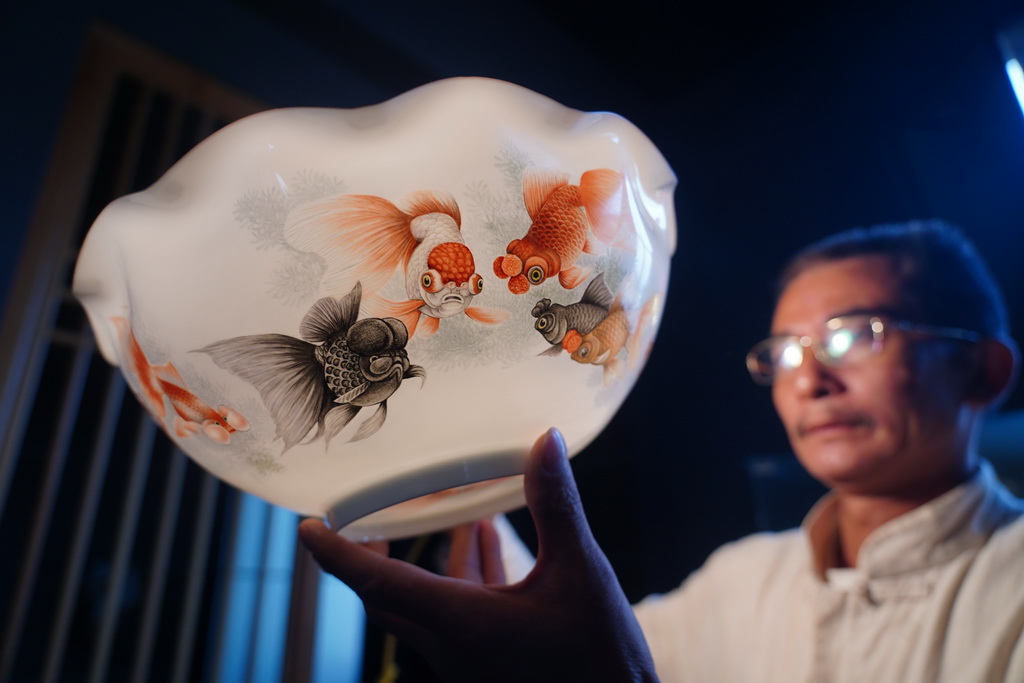 這是熊國安和他制作的窯變荷葉邊金魚薄胎碗（10月28日攝）。