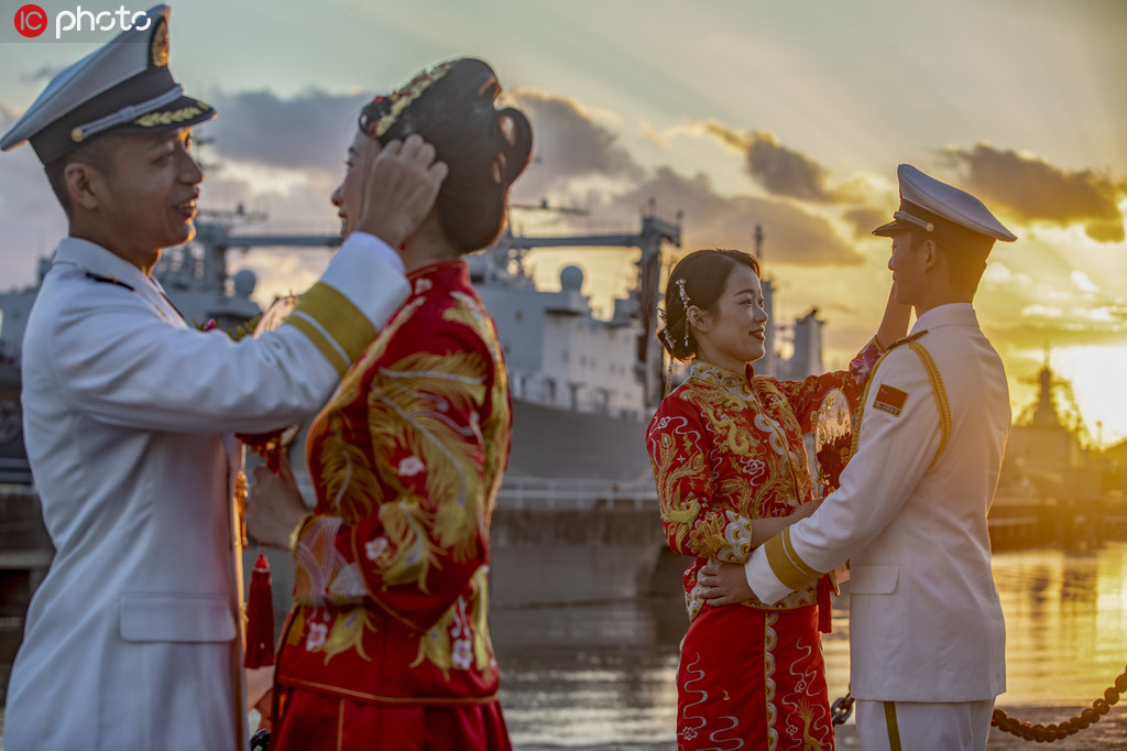 夕陽西下，新人在軍港里攜手一生。