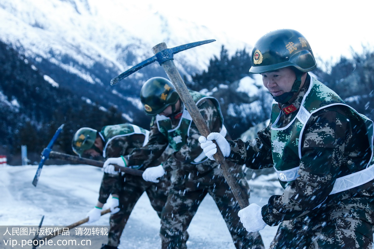 1月14日，武警官兵在清理川藏公路然烏湖段路面結冰。
