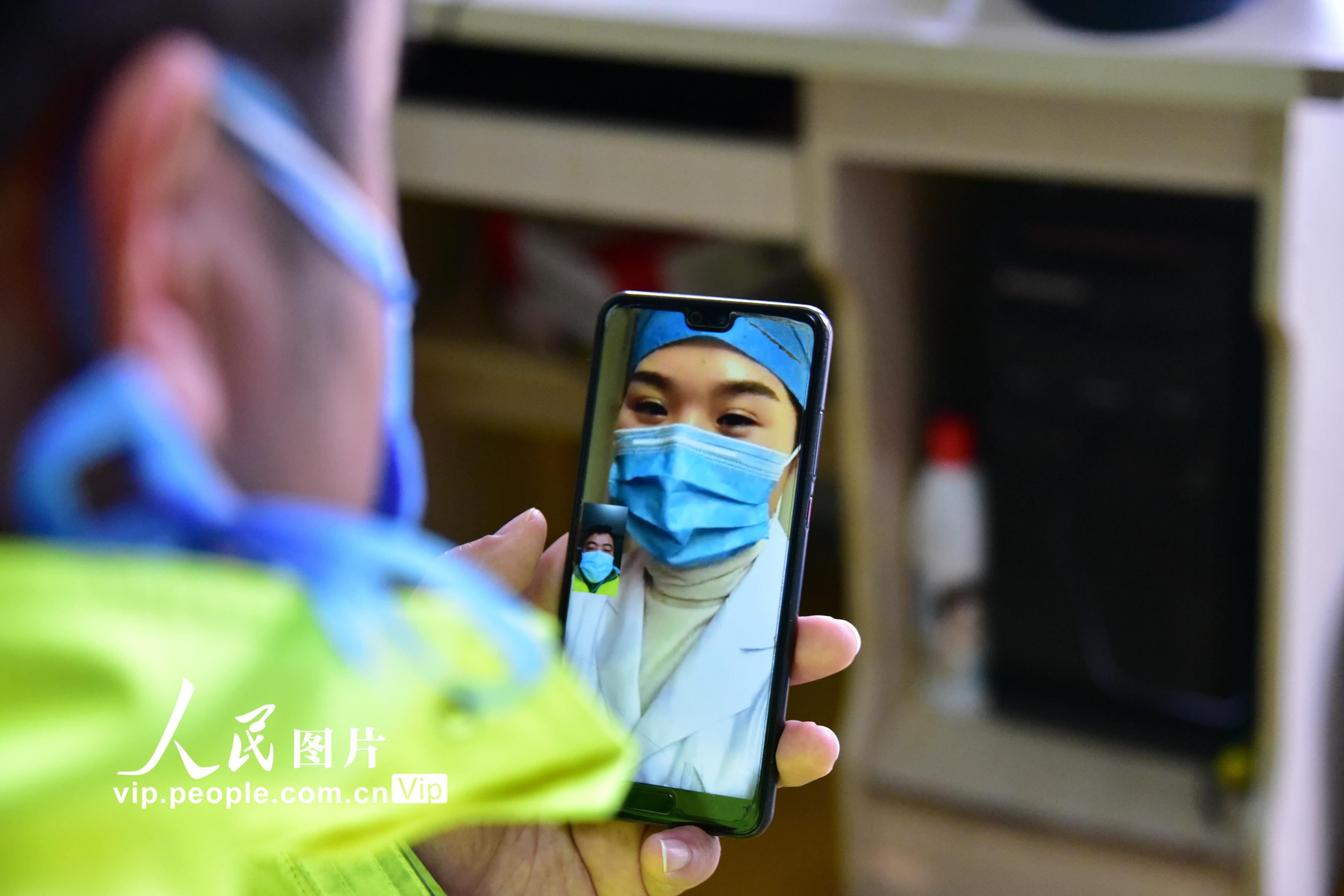 2020年2月4日，王貴與同在疫情防控一線的妻子趙晴視頻問候。