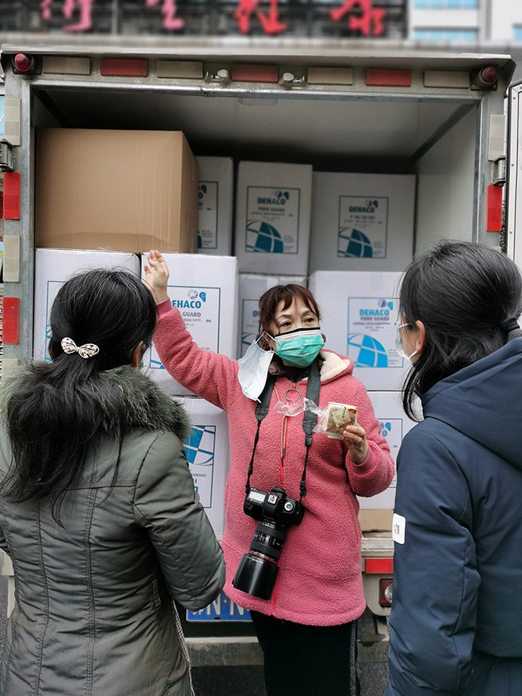 新冠疫病無情 女攝影人有愛