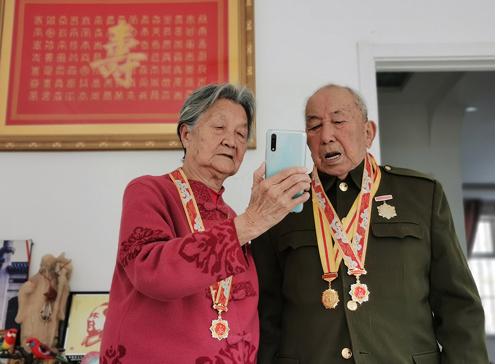 眾志成城 合力抗疫｜河北省女攝影家協會紀實攝影作品選：疫情當前 隔不斷的牽掛