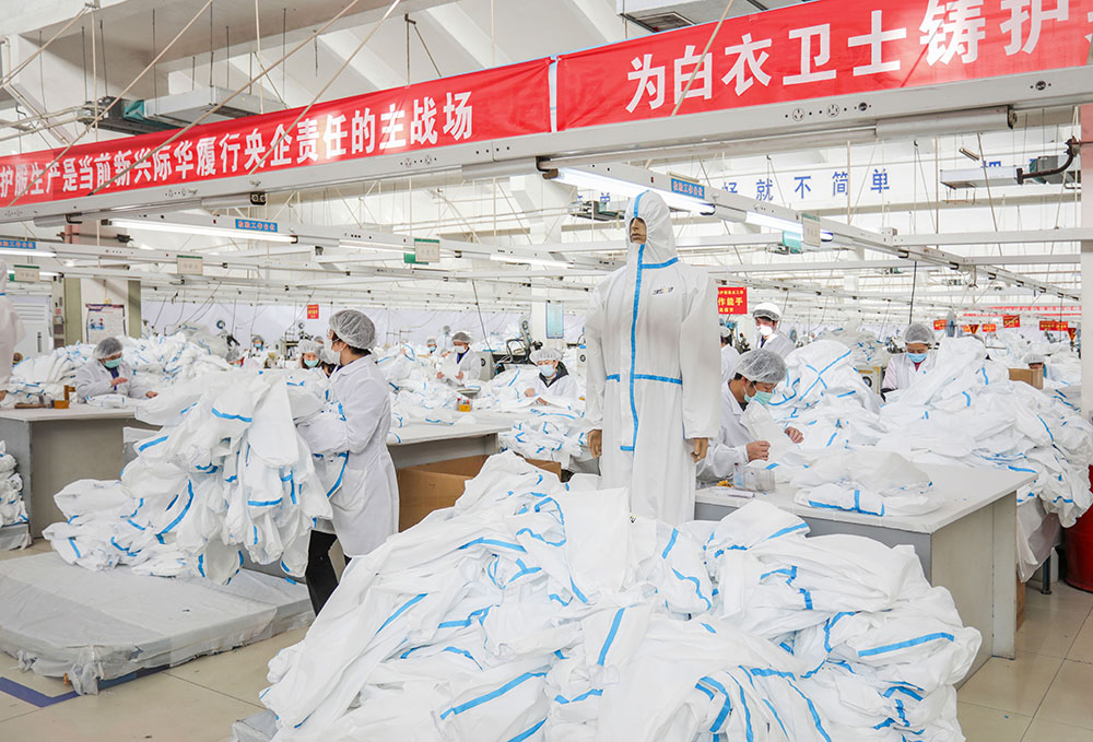 眾志成城 合力抗疫｜河北省女攝影家協會紀實攝影作品選：晝夜不停 生產防護服