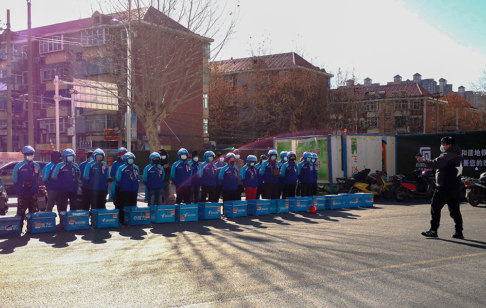 眾志成城 合力抗疫｜河北省女攝影家協會紀實攝影作品選：抗擊疫情 外賣公司在行動