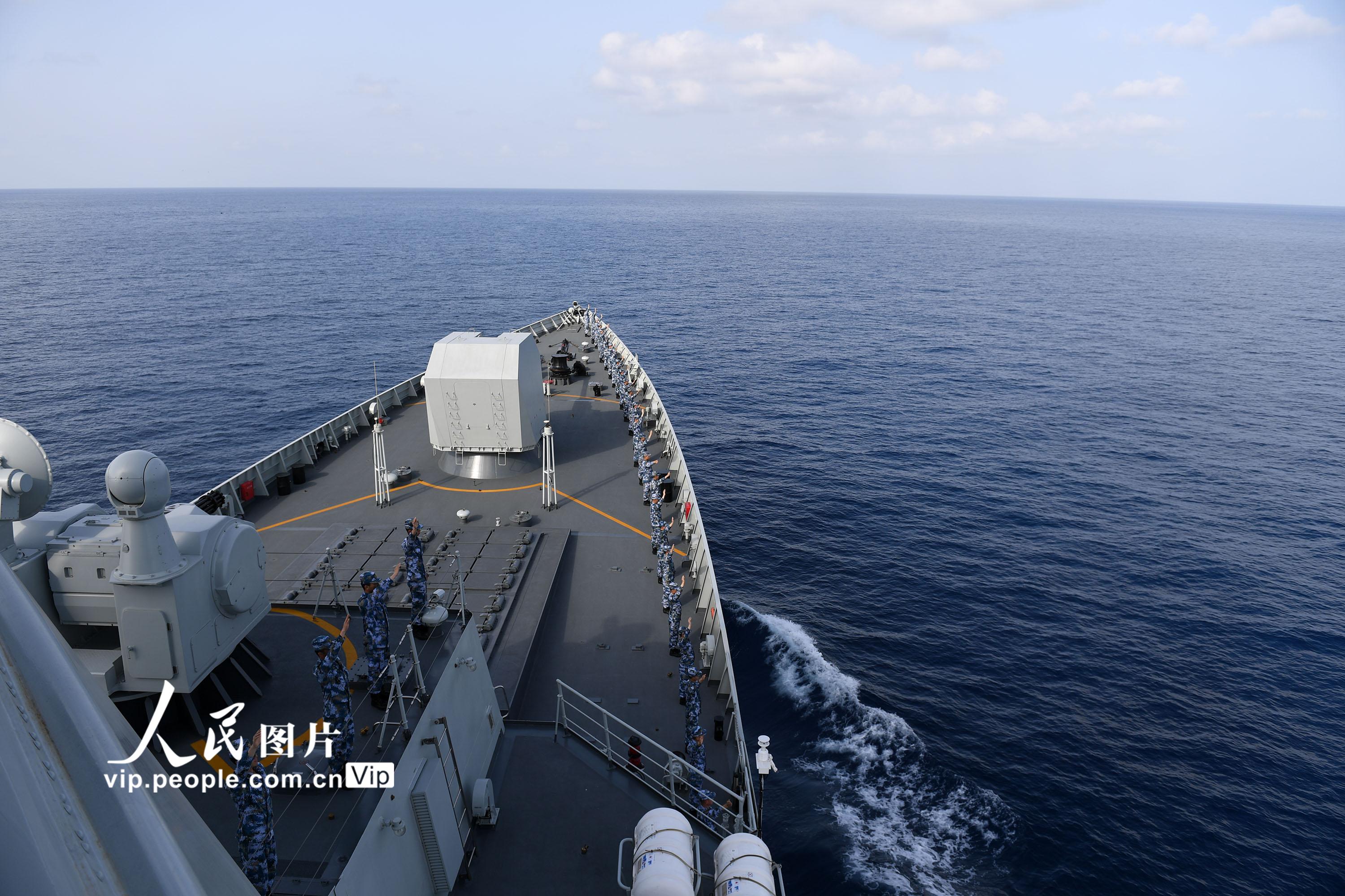 5月21日，海軍34、35批護航編隊在亞丁灣、索馬里海域舉行分航儀式。圖為太原艦官兵在甲板上揮手告別。