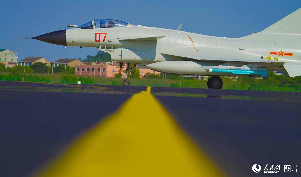 戰機次第滑出 。