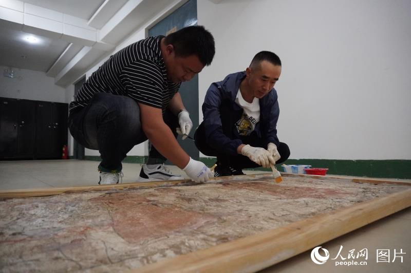 2020年6月18日，內蒙古赤峰市敖漢旗史前博物館工作人員正在修復遼墓故事壁畫。 李富 攝