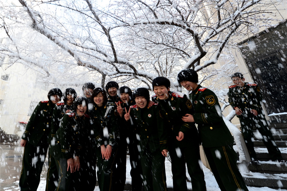 《背后“使壞”的臭小子》劉海山 攝