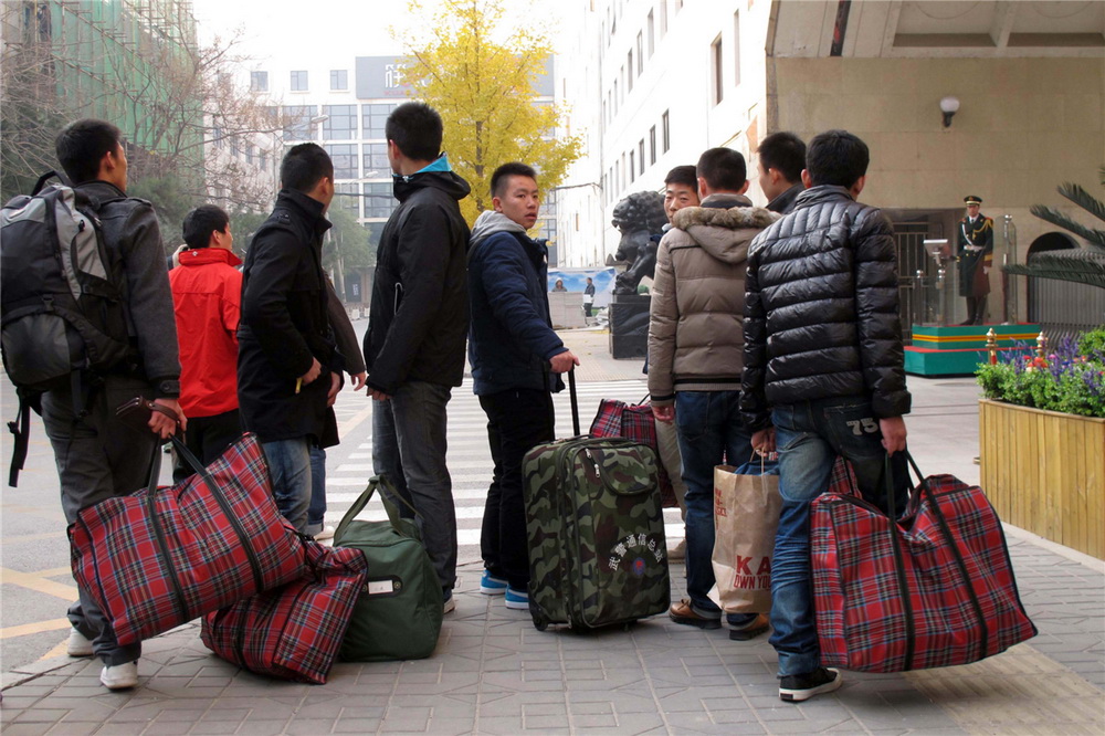 《離開軍營的退伍兵》劉海山 攝