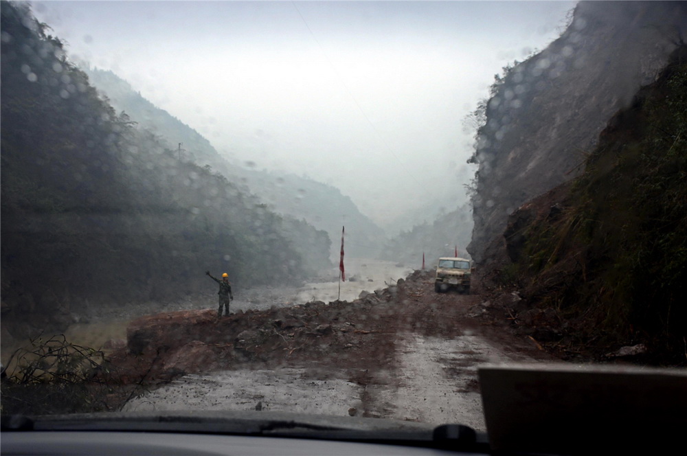 《震區路標》劉海山 攝