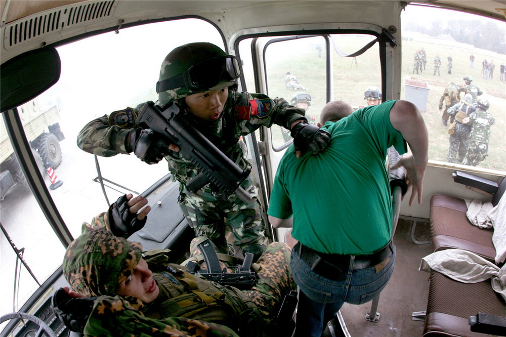 《抓捕》劉海山 攝