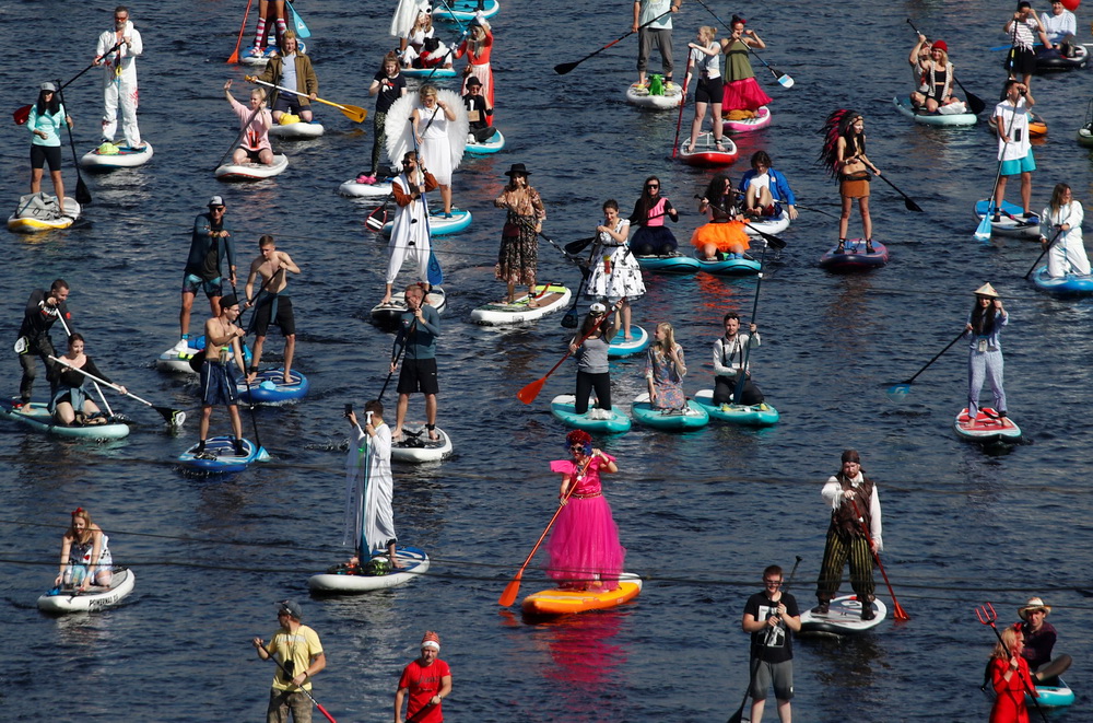 8月8日，人們在俄羅斯圣彼得堡豐坦卡河上參加立式槳板節。