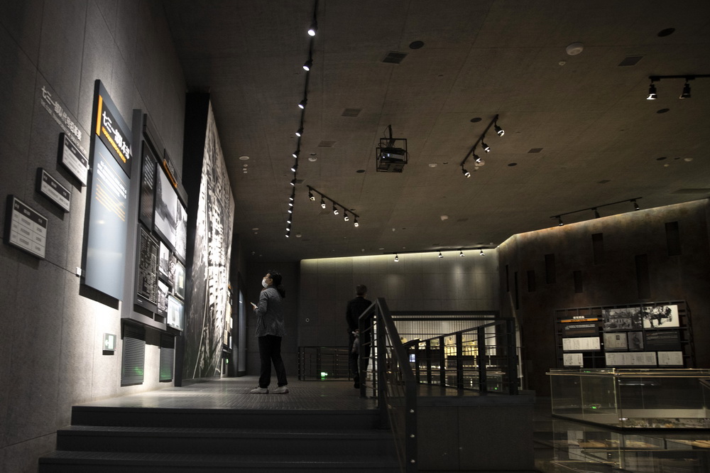 9月3日，參觀者在侵華日軍第七三一部隊罪證陳列館參觀。