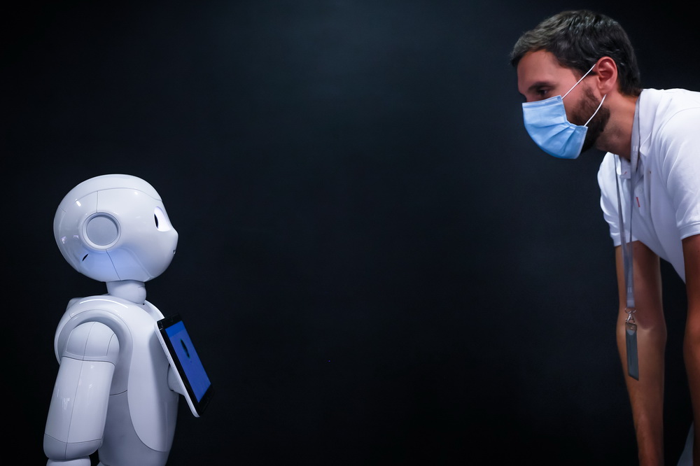 9月10日，在法國巴黎的軟銀機器人公司，機器人Pepper展示檢測人們是否正確佩戴口罩的功能。